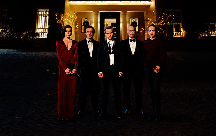 Mord in der Familie - Der Zauberwürfel: Marianne Becker (Katharina Lorenz), Eric Claus Becker (Lucas Gregorowicz), Thomas Becker (Matthias Koeberlin), Henry Becker (Heiner Lauterbach) und Karoline Siebert (Petra Schmidt-Schaller). Bild: Sender / ZDF / Wolfgang Ennenbach
