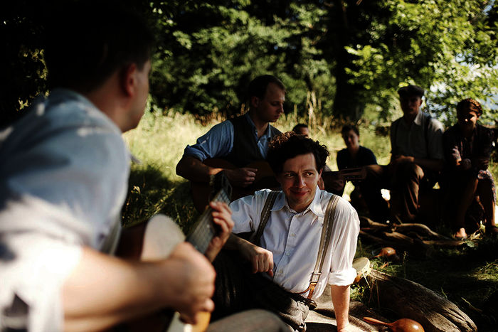 Georg Elser (Christian Friedel) in jungen Jahren im Kreise seiner Freunde am Bodensee. Bild: Sender / SWR / Lucky Bird Pictures
