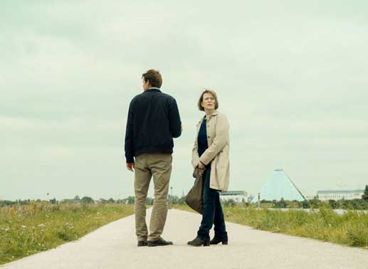 Die fränkischen Hauptkommissare Felix Voss (Fabian Hinrichs) und Paula Ringelhahn (Dagmar Manzel) versuchen, den Tathergang zu rekonstruieren. Bild: Sender / Felix Cramer