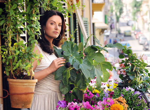 Bella Sommer (Christine Neubauer) versorgt in ihrer Wohnung in Palma ihre Balkonpflanzen. Bild: Sender / Reiner Bajo