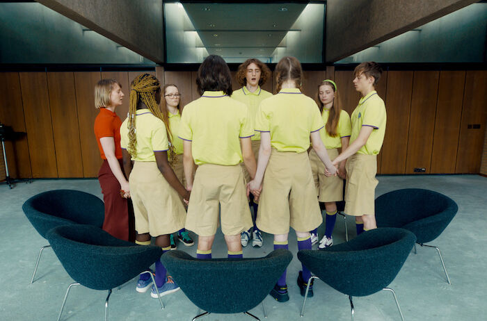 Club Zero. Miss Nowak (Mia Wasikowska) und die Schülerinnen. Bild: Sender / Coop99 / Coproduction Office