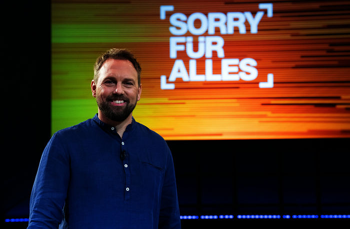 "Sorry für alles"-Moderator Steven Gätjen. Bild: Sender / ZDF / Sascha Baumann. 