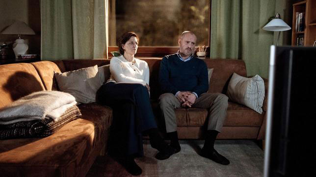 Helene und Eduard an der Bar. Helene Brindel (Martina Gedeck), Eduard Gluck (Ulrich Tukur). Bild: Sender / SR / Wild Bunch Germany Martin von Menke