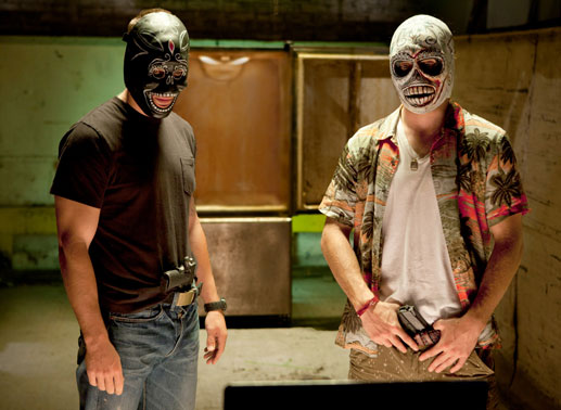 Um ihre Freundin zu befreien, greifen Chon (Taylor Kitsch) und Ben (Aaron Taylor-Johnson) ihrerseits zu harten Mitteln. Bild: Sender / Francois Duhamel