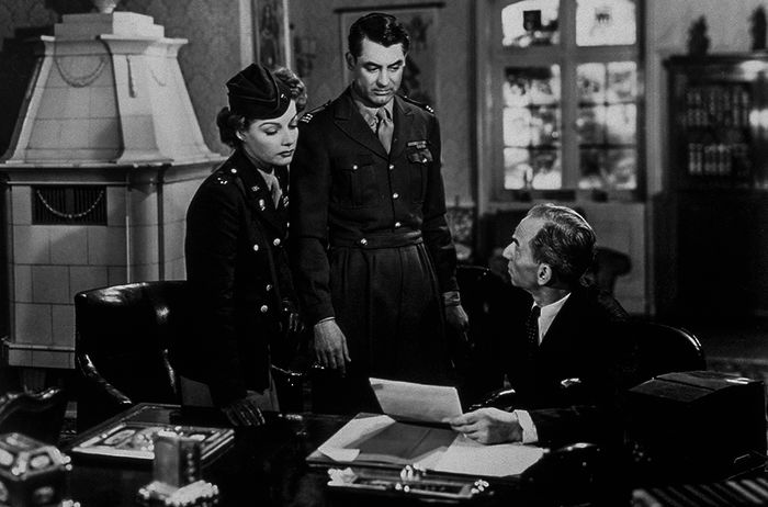 Catherine (Ann Sheridan) und Henri (Cary Grant) bekommen es mit der Bürokratie zu tun. Bild: Sender / ZDF / Twentieth Century Fox Film Corp.