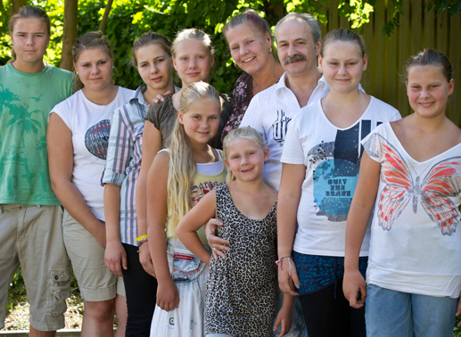 Die Wollnys - Eine schrecklich große Familie: Jeremy Pascal, Silvia, Dieter, Sarah Jane, Sarafina, Lavinia, Loredana, Estefania, Calantha. Bild: Sender