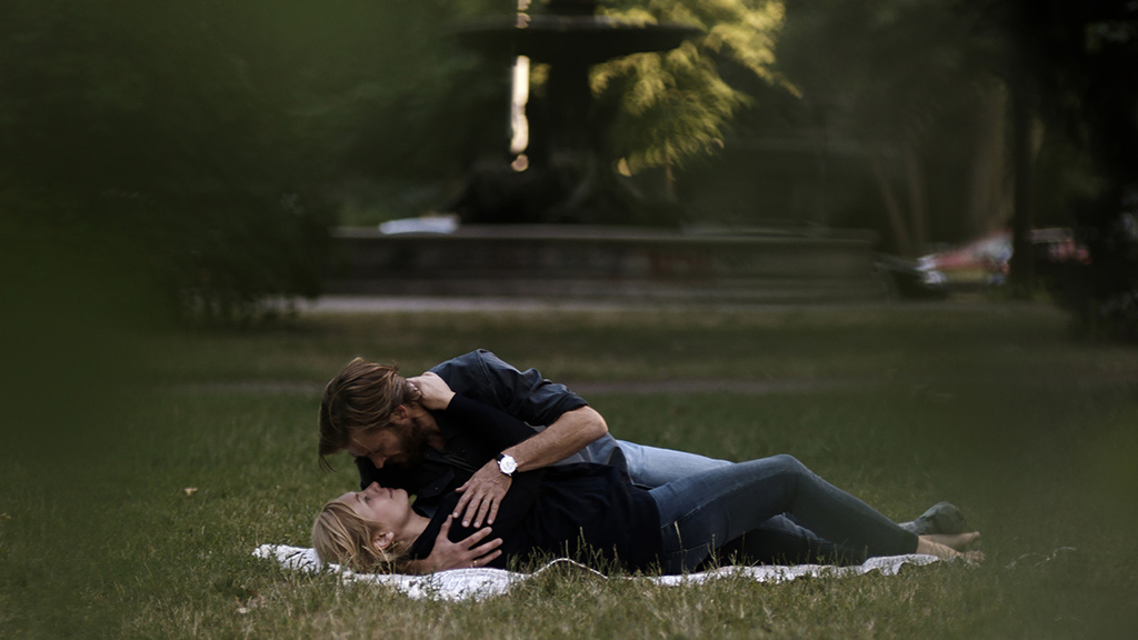 Unendeckt leben Staatsanwältin Judith Schrader (Nadja Uhl) und Kommissar Wiegand (Andreas Pietschmann) ihre Liebe. Bild: Sender