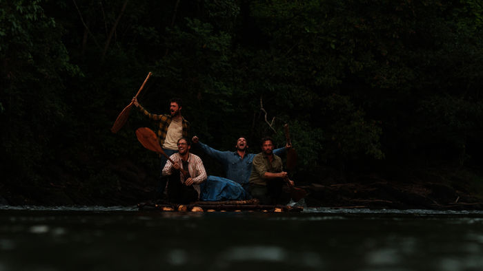 Jungle: Die Backpacker Yossi (Daniel Radcliffe), Marcus (Joel Jackson), Kevin (Alex Russell)setzen euphorisch ihre Dschungelexpedition auf einem selbstgebauten Floß fort, nachdem sie ihren Expeditionsführer Karl (Thomas Kretschmann) zur Weiterreise überzeugt haben. Bild: Sender / ZDF / HECTOR ALVAREZ A