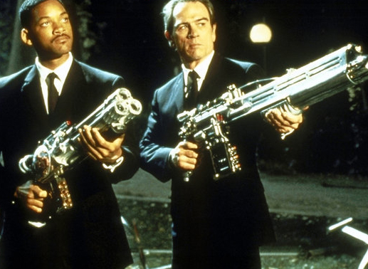 Die beiden Agenten im Kampf gegen die feindseligen Aliens: K (Tommy Lee Jones, r.) und J (Will Smith, l.) ... Bild: Sender
