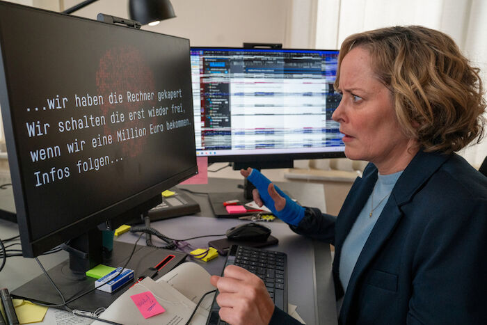 Ein ganz gro&szlig;es Ding: Das Computersystem wurde gehakt: B&uuml;rgermeisterin Kristina Lurz (Silke Bodenbender) ist entsetzt. Bild: Sender / ZDF / Oliver Feist. 