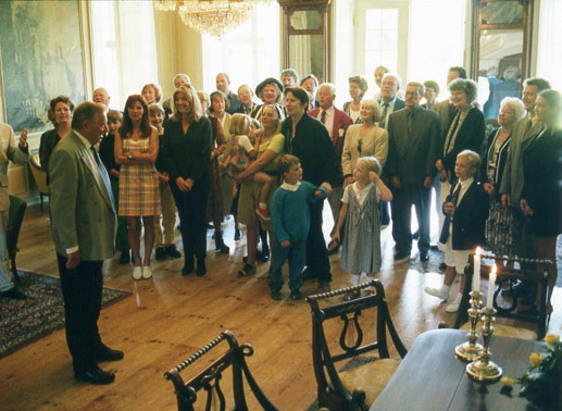 Zu seinem 60. Geburtstag lädt der erfolgreiche Hotelier Helge Klingfeld-Hansen (Henning Moritzen, 3. von links).den erweiterten Familienkreis auf seinen Landsitz ein. Darunter seine Tochter Helene (Paprika Steen, 4. von links in vorderer Reihe). Bild: Sender