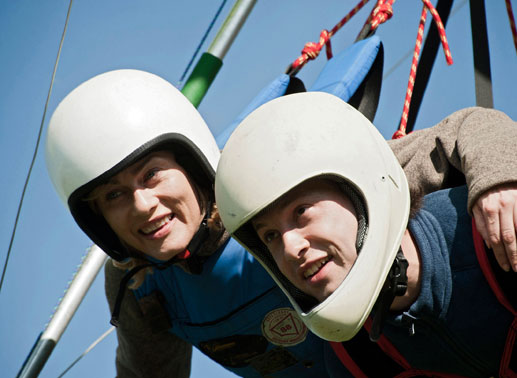 Hendrik (Franz Dinda) und Eva (Gesine Cukrowski) machen gemeinsam einen Drachenflug. Bild: Sender / Martin Valentin Menke