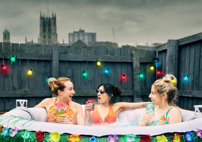 Hullraisers: Toni (Leah Brotherhead), Rana (Taj Atwal) und Paula (Sinead Matthews) genießen eine Auszeit in ihrem eigenen kleinen Paradies. Doch das tägliche Chaos lässt nicht lange auf sich warten. Bild: Sender /  ZDF / Amy Brammall / [M] FeedMee. 