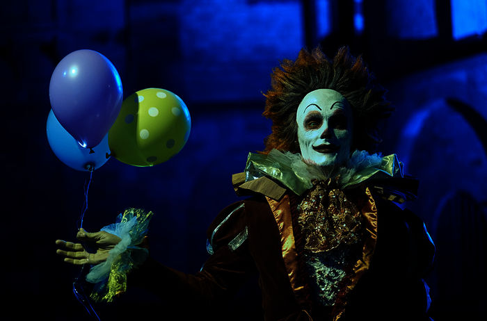 Als Clown getarnt jagt der Mörder seine Opfer. Bild: Sender / ARD Degeto / Frank Dicks