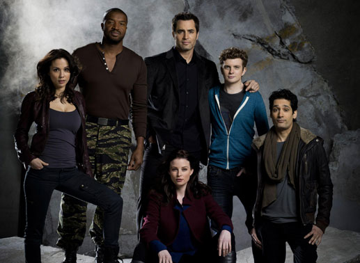 Sonya Valentine (Lexa Doig), Travis Verta (Roger Cross), Carlos Fonnegra (Victor Webster), Kiera Cameron (Rachel Nichols, sitzend), Alec Sadler (Erik Knudsen), Matthew Kellog (Stephen Lobo). 
Bild: Sender / Palatin Media / GK-Films / Kharen Hill