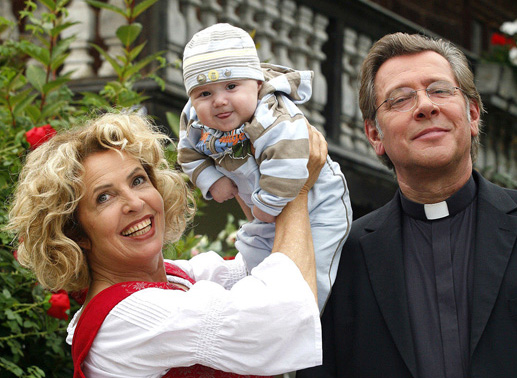 Pfarrer Steffensen (Jan Fedder) und seine Haushälterin Sophie (Michaela May) würden ihr Findelkind Emil (Maximilian & Manuel Reinthaler) am liebsten gar nicht mehr hergeben. 
Bild: Sender