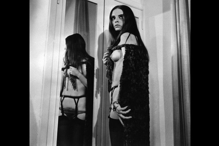 Die geheimnisvolle Gräfin im lasziven Outfit (Soledad Miranda) ist die Erbin von Graf Dracula. Bild: Sender / ARD / CCC Filmkunst