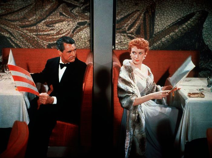 Der begehrte Playboy Nickie Ferrante (Cary Grant) steht kurz vor der Hochzeit mit einer Millionärin. Doch dann begegnet er auf einem Kreuzfahrtschiff der bezaubernden, ebenfalls verlobten, Nachtclubsängerin Terry McKay (Deborah Kerr). Bild: Sender
