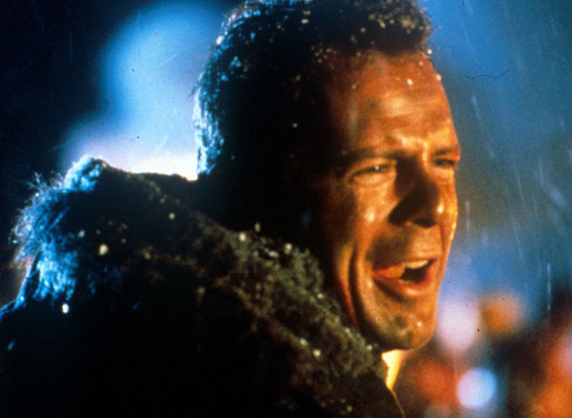 Obwohl John McClane (Bruce Willis) eigentlich momentan vom Dienst suspendiert ist, muss er einen wunderschönen Kater links liegen lassen und seinen Kollegen bei der Jagd auf einen Bombenleger helfen. Bild: Sender
