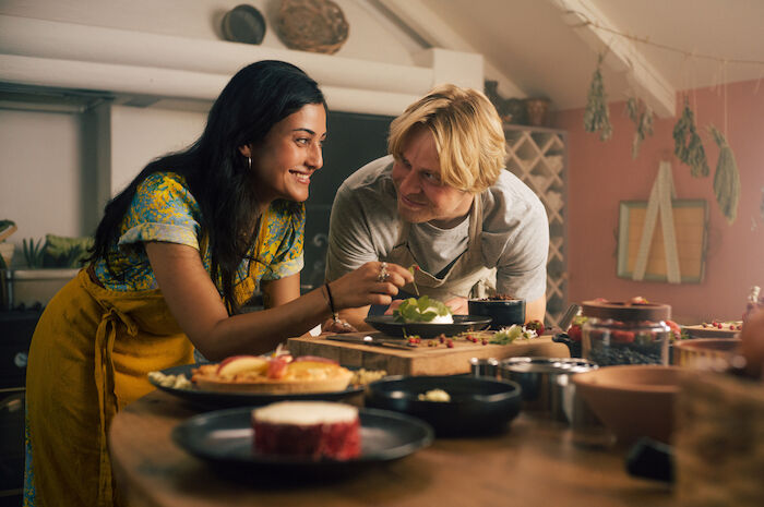 Inga Lindstr&ouml;m: Rezept f&uuml;r die Liebe: Nach anf&auml;nglichen Schwierigkeiten kommen sich Sofia (Sogol Faghani) und Jonas (Karl Schaper) allm&auml;hlich n&auml;her. Bild: Sender / ZDF und Sebatian Wieg&auml;rtner. 