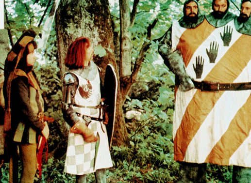 Sir Robin (Eric Idle) und seine Mannen entkommen dem dreiköpfigen Riesenritter, weil sich dessen Köpfe nicht einigen können. Bild: Sender