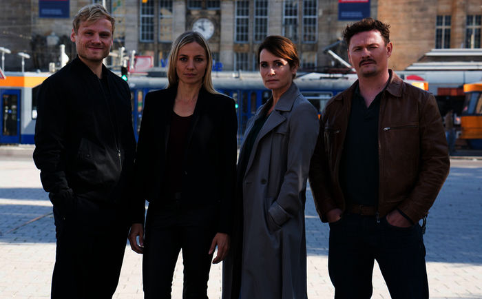 "Das Quartett ": Anton Spieker (Linus Roth), Annika Blendl (Pia Walther), Anja Kling (Maike Riem), Shenja Lacher (Christoph Hofherr). Bild: Sender / ZDF / Oliver Vaccaro