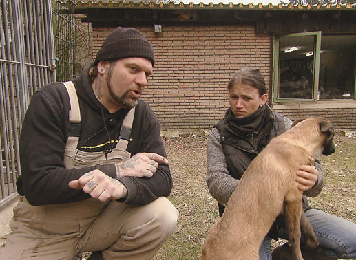 Ralf Seeger und Tierpflegerin Manuela Zimmermann kümmern sich um die Sorgenkinder des Hofs: Mehrere beschlagnahmte Malinois-Welpen brauchen dringend ein neues Zuhause. Bild: Sender