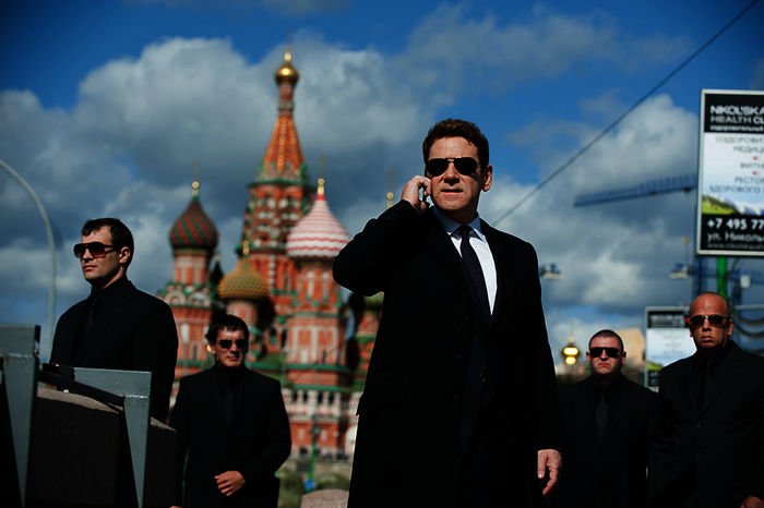 Der russische Oligarch Viktor Cherevin  (Kenneth Branagh) und seine Leibwächter können nicht verhindern, dass Jack Ryan entkommt. Bild: Sender