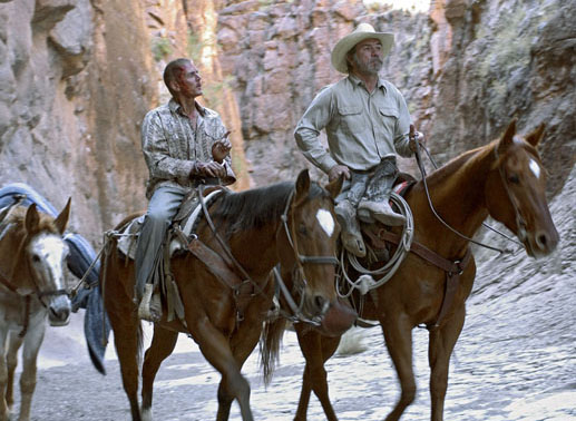 Ihr Weg nach Mexiko führt Pete (Tommy Lee Jones) und Mike (Barry Pepper) durch die Einöde von Texas. Bild: Sender
