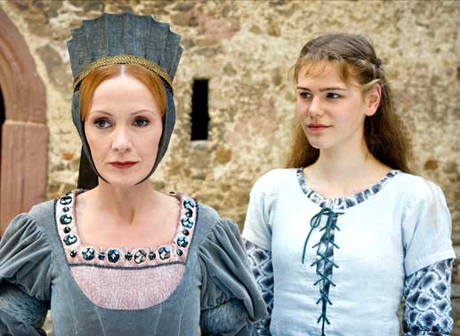 Die Zauberin (Katja Flint) mit Jorinde (Llewellyn Reichman) auf der Burg des Ritters. Sie war einst in den Ritter verliebt. Bild: Sender