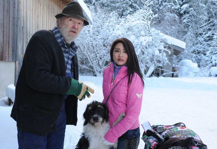 Hans (Michael Gwisdek) will seine Schwiegertochter Lamai (Mai Duong Kieu) vom Hof jagen. Bild: Sender / Kerstin Stelter