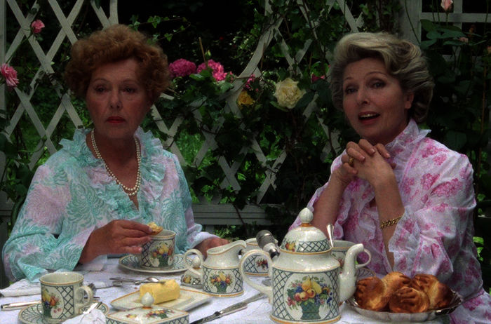 Ihre Mutter Simone (Paulette Dubost) und ihre Schwester Suzanne (Simone Renant) sind neugierig auf Lises neue Bekanntschaft. Bild: Sender / 1977 TF1 Droits Audiovisuels