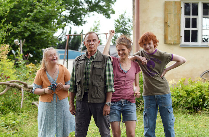 Geheimkommando Familie: Eine Chance auf eine Zweitfamilie: Korvettenkapit&auml;n a.D. Klaus Gremme (Alexander Held) mit Mona (Lisa Hagmeister) und ihren Kindern Claire (Amelie Gerdes) und Linus (Xari Wimbauer). Bild: Sender / SWR/Barbara Bauriedl,