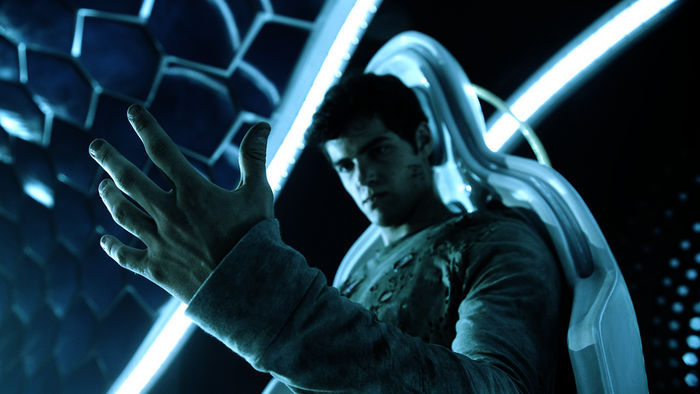 Der Teenager Max (Ben Winchell) und das Alien-Wesen Steel werden zu dem Superhelden „Max Steel“. Bild: Sender