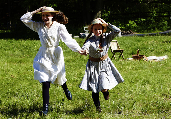 Diana Barry (Julia Lalonde) und Anne Shirley (Ella Ballentine) in „Anne auf Green Gables“ .Bild: Sender/BR/ Palatin Media