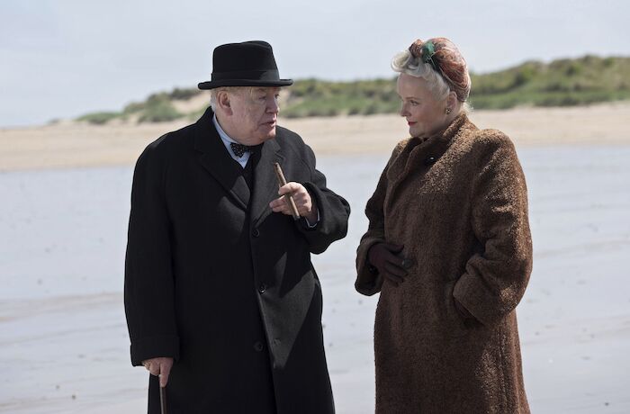 Churchill: Winston Churchill (Brian Cox) und seine Frau Clementine (Miranda Richardson) beraten sich am Strand. Bild: Sender / rbb / Salon Churchill Ltd
