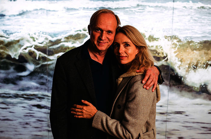 Sonja Wintersperger (Ursina Lardi) und Thomas Wintersperger (Ulrich Tukur). Bild: Sender / WDR / KJ Entertainment / Lukas Salna 