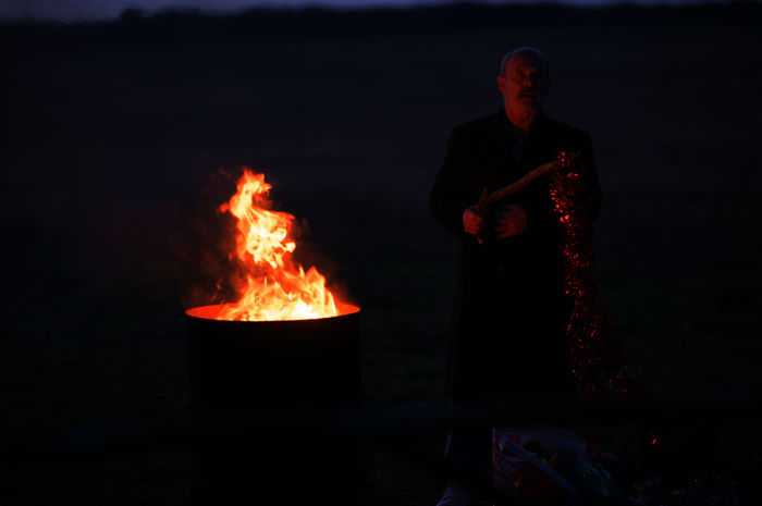 Die Pembrokeshire Morde: John William Cooper (Keith Allen) verbrennt Sachen, die ihn belasten könnten. Bild: Sender / ZDF und Warren Orchard.