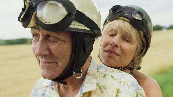 Wer hat eigentlich die Liebe erfunden? Charlotte und Paul mit der Vespa unterwegs (Karl Kranzkowski und Corinna Harfouch). Bild: Sender / rbb / SR / Almode