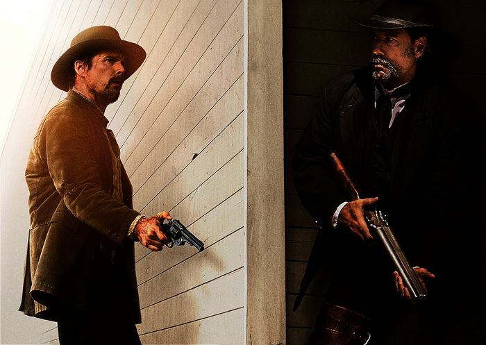 Ethan Hawke (Paul), John Travolta (Marshal Clyde Martin). Bild: Sender/Universal