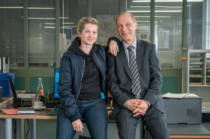 Tatort Dresden: Cornelia Gr&ouml;schel (Rolle Leonie Winkler), Martin Brambach (Rolle Peter Schnabel). Bild: Sender / MDR / MadeFor / Steffen Junghans