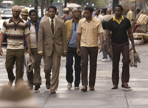 Frank Lucas (Denzel Washington), 3.v.l.) will seine Brüder zu Partner machen (v.l.n.r.: Common, Warner Miller, J. Kyle Manzay, Chiwetel Ejiofor, Albert Jones). Bild: Sender