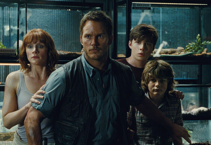 Chris Pratt, Bryce Dallas Howard, Nick Robinson und Ty Simpkins in „Jurassic World“. Bild. Sender/ Universal Pictures und Amblin 