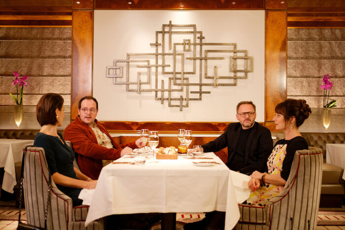 Risiken und Nebenwirkungen: Pia Hierzegger (Diana), Thomas Mraz (Götz), Samuel Finzi (Arnold), Inka Friedrich (Kathrin). Bild: Sender / ORF / epo film / Petro Domenigg