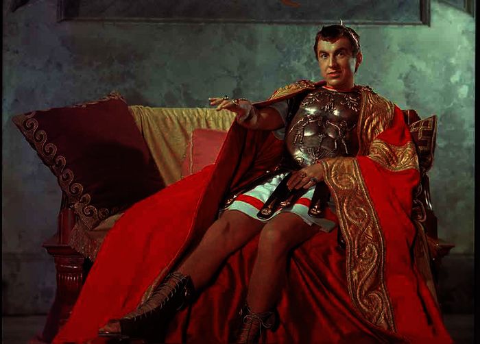 Marcellus hatte sich den jetzigen Kaiser Caligula (Jay Robinson) früher zum Feind gemacht, weil er ihn auf dem Sklavenmarkt bei der Versteigerung des Griechen Demetrius überboten hatte. Nun wird er deshalb von Caligula nach Palästina strafversetzt. Bild: Sender / ZDF / BR / Twentieth Century Fox Film Corporation / Frank Ross