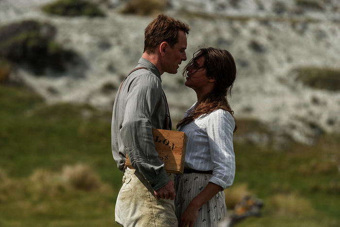 Michael Fassbender (Tom Sherbourne), Alicia Vikander (Isabel Graysmark). Bild: Sender / Constantin Film