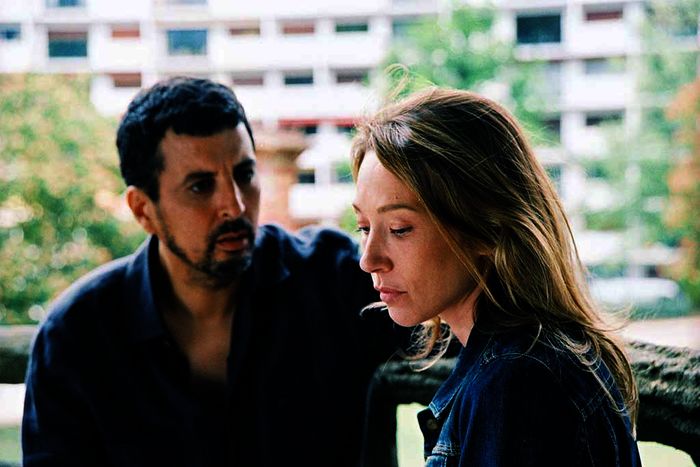 Auch wenn es ihr schwerfällt, versucht Céine (Laura Smet), sich Idir (Samir Guesmi) gegenüber zu öffnen. Bild: Sender / ARTE France / Alexandre Guirkinge
