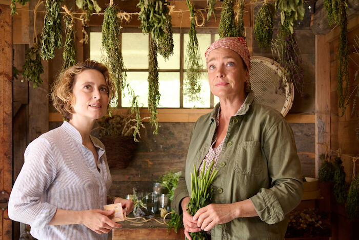Ein Sommer im Schwarzwald: Wellness im Schwarzwald - das schwebt Fiona Holzmann (Wanda Perdelwitz) vor. Ein kleiner Autounfall f&uuml;hrt sie jedoch auf den Bergbauernhof von Marlies Wehrle (Aglaia Szyszkowitz) und Joseph, wo sie l&auml;nger bleibt, als sie zun&auml;chst denkt. Bild: Sender / ZDF / Walter Wehner.