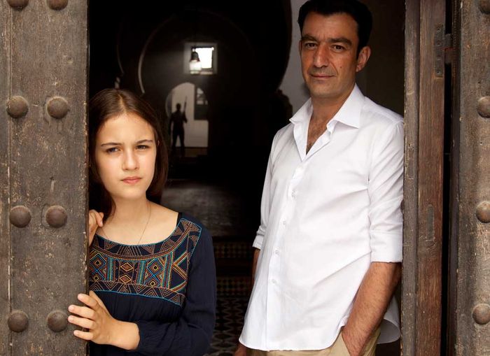 Für seine Tochter Yasmin Nader (Maya Lauterbach) engagiert der weltmännische Waffenhändler Sharif Nader (Michele Cuciuffo) einen Privatlehrer. Bild: Sender / Luis Koppelkamm,