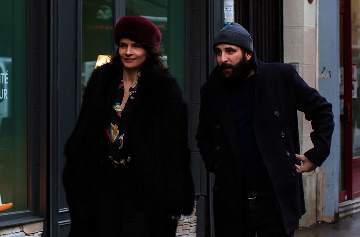 Zwischen den Zeilen: Schon seit vielen Jahren haben Selena (Juliette Binoche) und Léonard (Vincent Macaigne) eine Affäre. Als Alain und Valérie nicht in der Stadt sind, nutzen sie die Zeit und gehen gemeinsam in ein Café. Bild: Sender / Carole Bethuel